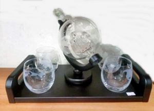 50-901-стъклен глобус с кораб 4 чаши и поставка